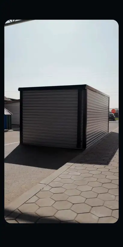 Antracit garaža na dvorištu, bočni pogled